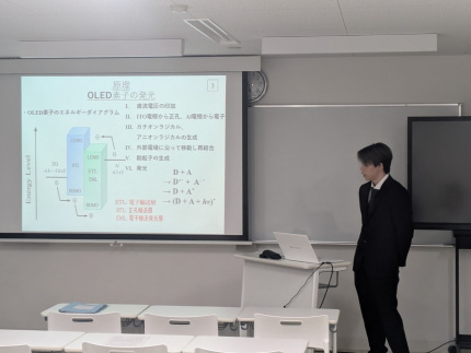 前期卒業研究発表会で研究内容を説明する環境食品応用化学科の学生