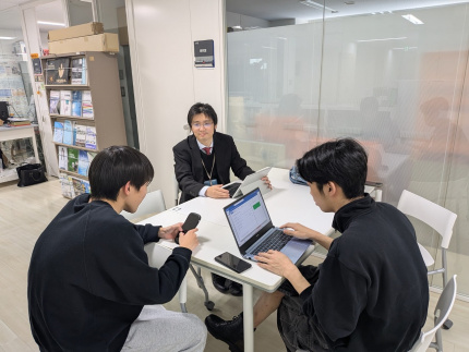 実験結果を記録しながら内容を確認する学生（イメージ）