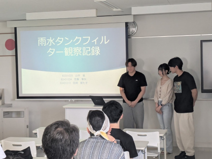 発表後の質問に答える環境食品応用化学科の学生
