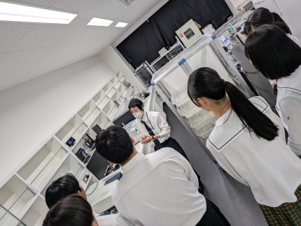 実験台と器具が並ぶ環境食品応用化学科の実験室