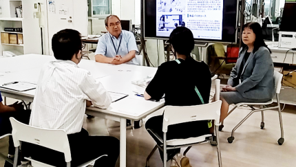 環境食品応用化学科の教員または学生スタッフが参加者に説明する様子