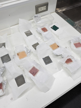 オープンキャンパスの体験実験に使用する器具と試料を準備する環境食品応用化学科の学生