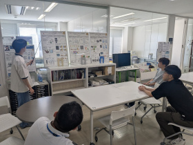 光の発電や発光に関わる体験実験に取り組むオープンキャンパス参加者