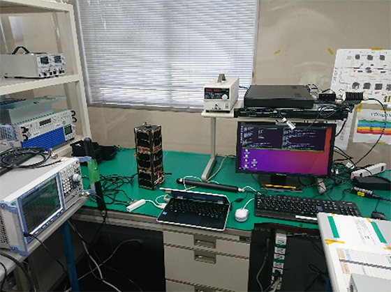 超小型衛星FUT-SAT-1の機能試験の様子