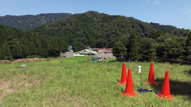 スカイ・クオリティー・メーターを使った池田町での計測の様子