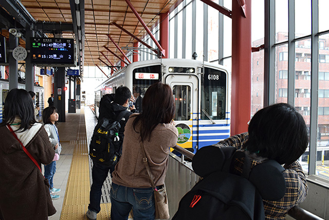 「勝山小原 貸切 スターツアー」と書かれた特製ヘッドマークを掲げた電車